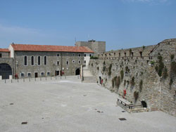 Castello di San Giusto. Il Cortile delle Milizie e la Casa del Capitano